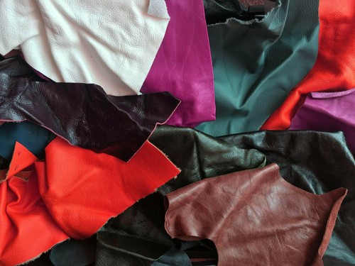 Leather offcuts scrap pieces - -,
